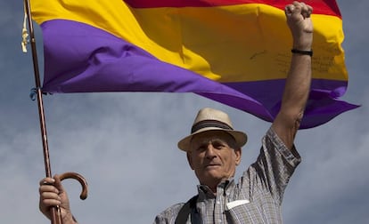 Un hombre porta una bandera republicana durante el Día del Guerrillero Español de la asociación La Gavilla Verde en Santa Cruz de Moya (Cuenca). 