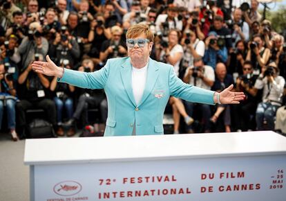 El cantante y productor británico Elton John posa para medios gráficos durante la presentación de la película 'Rocketman'.