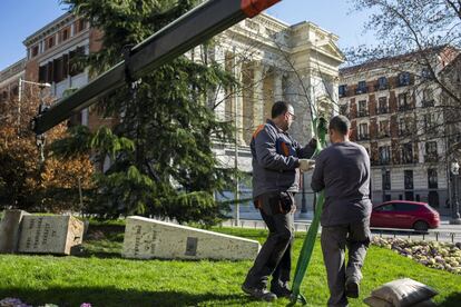 Un testigo explicó a EL PAÍS que una de las personas que protestaba por la retirada del monolito se sentó encima para impedir su traslado.