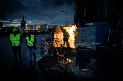 Manifestantes de los conocidos chalecos amarillos ocupan una glorieta próxima a la refinería de petróleo Feyzin, en Lyon (Francia).