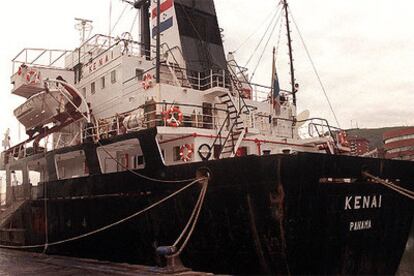 Uno de los buques de Naviera Peninsular, hace tres años en el Puerto de Bilbao.