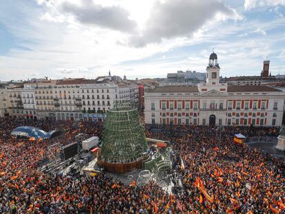Vista de la concentración convocada por el PP contra la amnistía en la Puerta del Sol de Madrid este domingo.