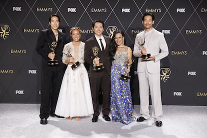 Young Mazino, Maria Bello, Steven Yeun, Ali Wong y Joseph Lee, de la serie 'Bronca', posan con sus Emmy.