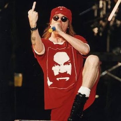 Axl Rose actuando en los años 90 al frente de Guns N'Roses con una camiseta donde se ve el rostro de Manson.