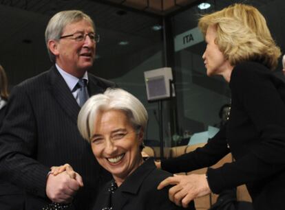 El presidente del Eurogrupo, Jean-Paul Juncker, junto a la ministra francesa Christine Lagarde, y casi de espaldas, Elena Salgado.