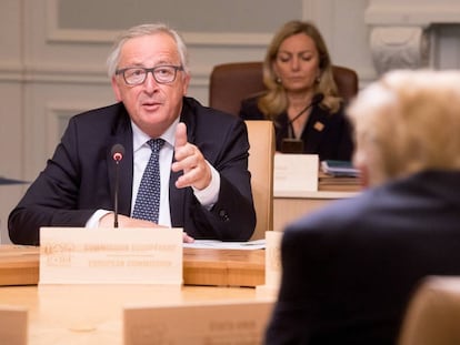 El presidente de la CE, Jean-Claude Juncker, y el de EE UU, Donald Trump, durante la cumbre del G-7 de junio en Canadá (CE).