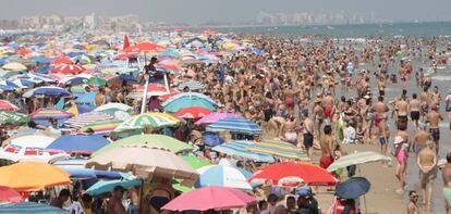 Turistas en la playa de Gandía (Valencia)