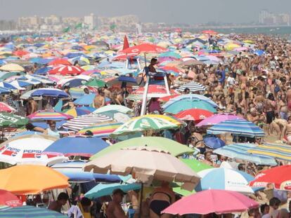 Turistas en la playa de Gandía (Valencia)