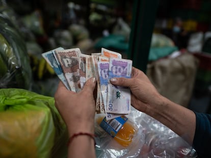 Un vendedor en el mercado Paloquemao, en Bogotá, el pasado junio.