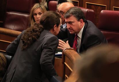 Pablo Iglesias y Aitor Esteban conversan en el interior del hemiciclo.