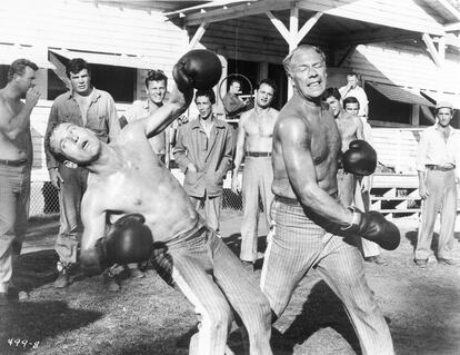 George Kennedy y Paul Newman, en 'La leyenda del indomable', en 1967.