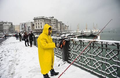 Un pescador en el puente de Galata, en Estambul.