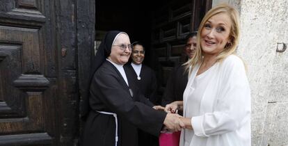 La presidenta de la comunidad de Madrid Cristina Cifuentes durante su visita a Chinchón