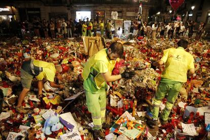 Retirada de les ofrenes de la Rambla.
