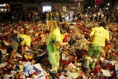 Retirada de les ofrenes de la Rambla. 