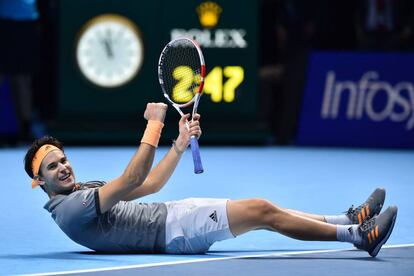 Thiem celebra su triunfo contra Djokovic en Londres.