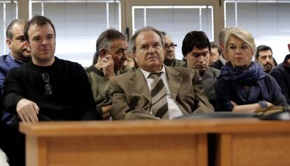 El empresario Vicente Conesa, en el centro, durante el juicio.