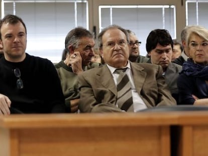El empresario Vicente Conesa, en el centro, durante el juicio.