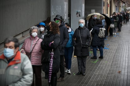 Colas en el exterior del colegio electoral del centro cívico de la Sagrada Familia, en Barcelona. 