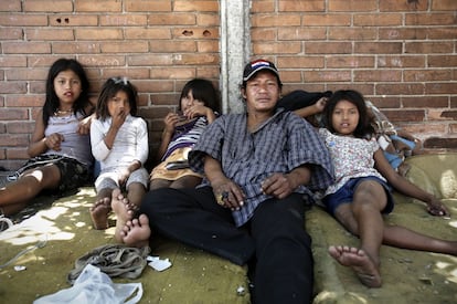Martín Arce es avá guaraní, tiene 42 años y, junto a sus hijas, acampa frente al Instituto Paraguayo del Indígena (INDI).