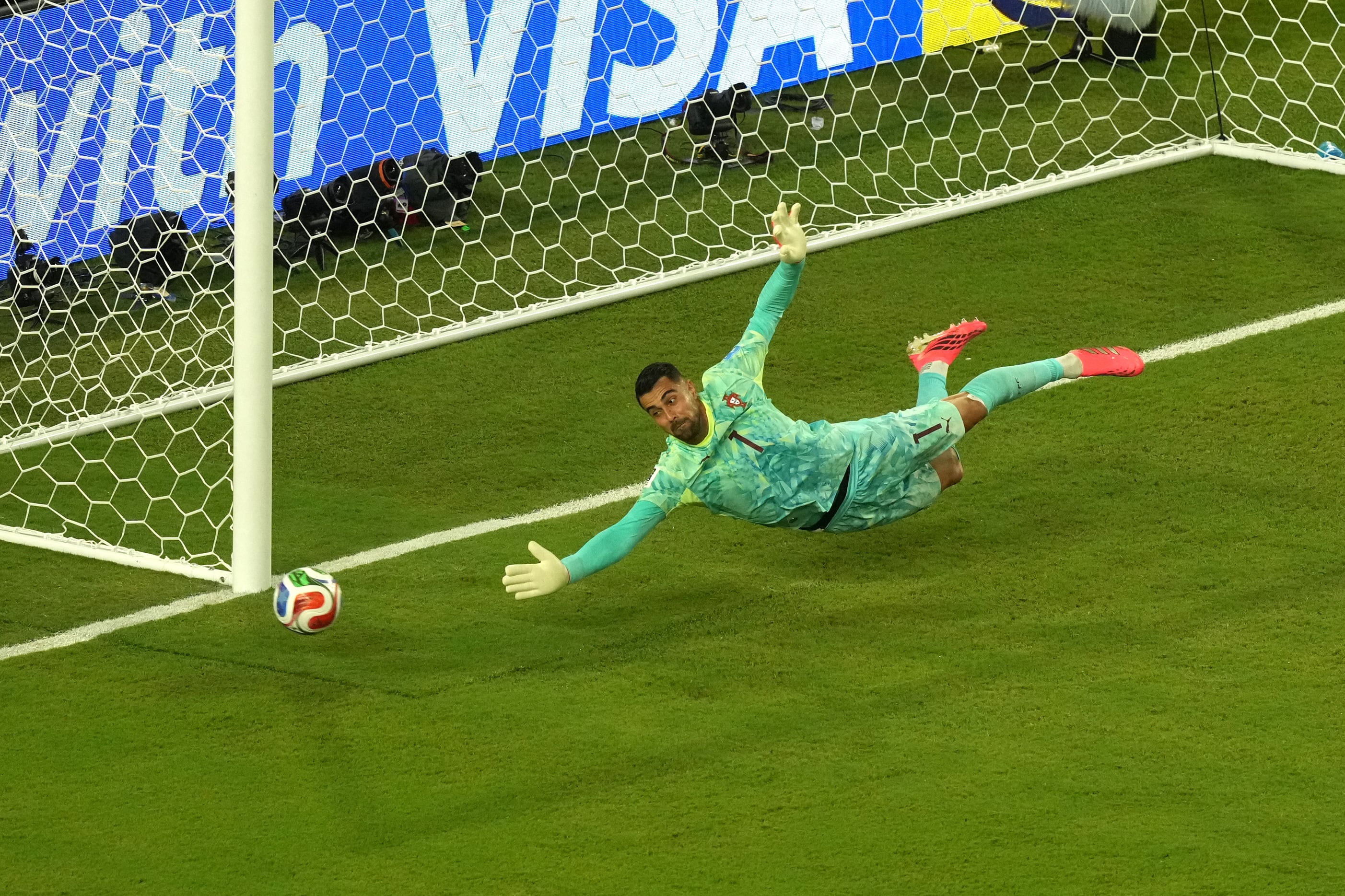Solo las paradas de Diogo Costa frenan a una Colombia desatada ante la decepcionante Portugal