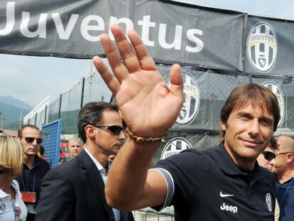 Conte, entrenador de la Juventus, saluda a la afición en Turín.