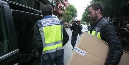 Agents de la Policia Nacional, durant un escorcoll a Barcelona, al març.