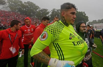 Ederson celebra el título de Copa que logró con el Benfica el pasado domingo.
