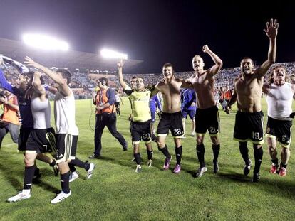 Los jugadores del Zaragoza celebran la victoria ante el Levante que en mayo de 2011 les permiti&oacute; seguir en Primera. 