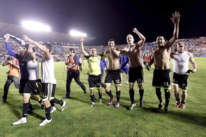 Los jugadores del Zaragoza celebran la victoria ante el Levante que en mayo de 2011 les permiti&oacute; seguir en Primera. 