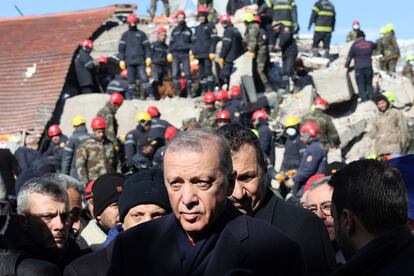 El presidente turco, Recep Tayyip Erdogan, visita los edificios destruidos por el terremoto en la ciudad de Kahramanmaras, en el sur de Turquía, el 8 de febrero.