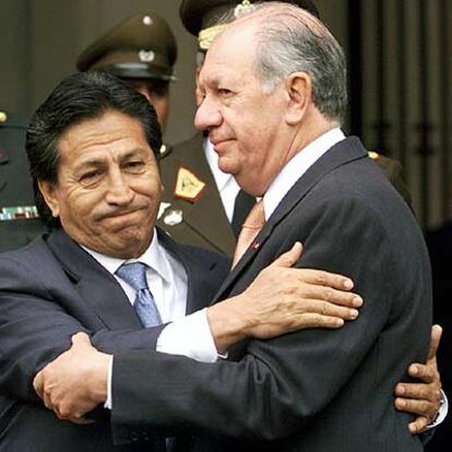 El presidente de Perú, Alejandro Toledo (izquierda), junto a su homólogo chileno, Ricardo Lagos, en 2002.