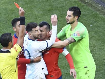 Messi, en el momento de ser expulsado ante Chile.