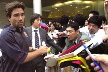 Deco saluda a los aficionados durante la reciente gira del Barça por Japón.