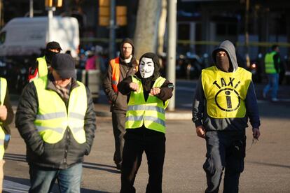 Un taxista amb la careta d'Anonimous al centre de Barcelona.