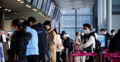 Viajeros en el aeropuerto internacional Shanghai Hongqiao (China), este jueves.