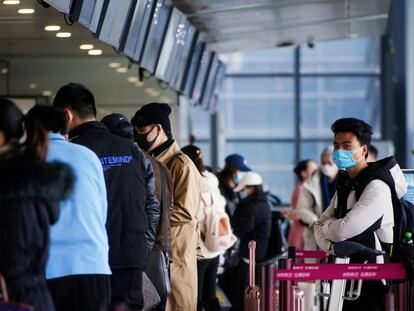 Viajeros en el aeropuerto internacional Shanghai Hongqiao (China), este jueves.