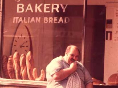 Un hombre obeso ante una panadería en Nueva York.