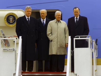 El presidente de Estados Unidos, Bill Clinton , junto a sus antecesores en el cargo, Gerald Ford , Jimmy Carter y George Bush, en el avión presidencial Air Force One, en el Aeropuerto Internacional de Amman, en Jordania, en febrero de 1999. La comitiva presidencial asistió a los funerales por el rey Hussein de Jordania.