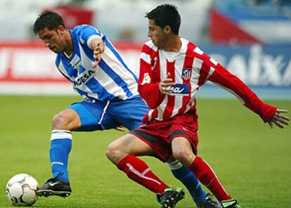 Capdevilla se lleva el balón ante Jorge ayer en Riazor.