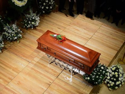 Una imagen del ata&uacute;d del escritor mexicano Jos&eacute; Emilio Pacheco, durante su funeral. 