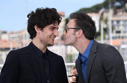 Louis Garrel (izquierda) y Michel Hazanavicius, durante la sesión fotográfica de 'Le Redoutable' en Cannes.