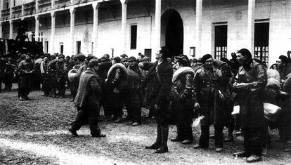 Voluntarios de las Brigadas Internacionales en el Cuartel de la Guardia Republicana en Albacete en 1936.