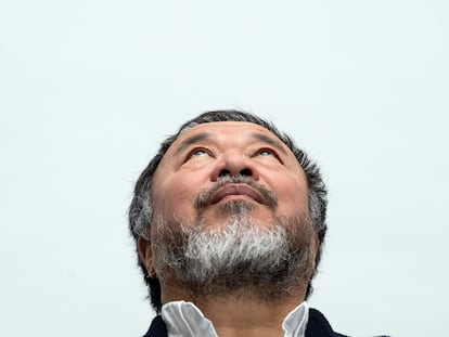 Ai Weiwei, apresentando sua exibição na Kunstsammlung Nordrhein-Westfalen no ano passado.