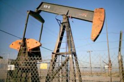 Unas bombas de extracción en un campo petrolífero cerca de Taft, California. EFE/Archivo