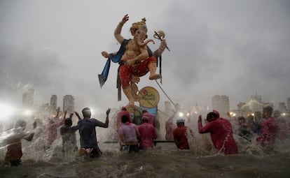 Devotos celebran el nacimiento de dios hind con cabeza de elefante en Bombay (India), el 15 de septiembre de 2016.