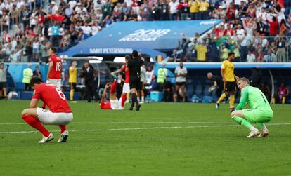 Los jugadores de Inglaterra decepcionados tras el segundo gol de Bélgica.