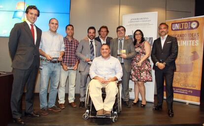 Antonio Salgado, consejero delegado de Edmond de Rothschild, y Ángel Bonet, presidente de UnLtd Spain, flanquean a los emprendedores de los cuatro proyectos apadrinados por el programa Crece.