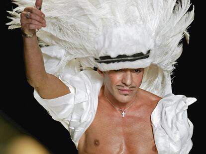 Dos acusaciones por insultos antisemitas han provocado el despido de John Galliano de Dior.