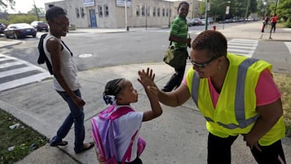 Más de un millar de agentes acompañaron a unos 12.000 alumnos reubicados en su primer día de clase en Chicago.